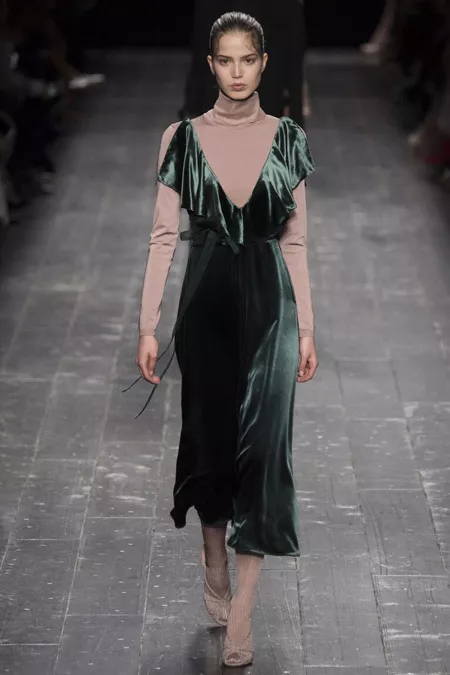 Модель в бархатном платье от Valentino