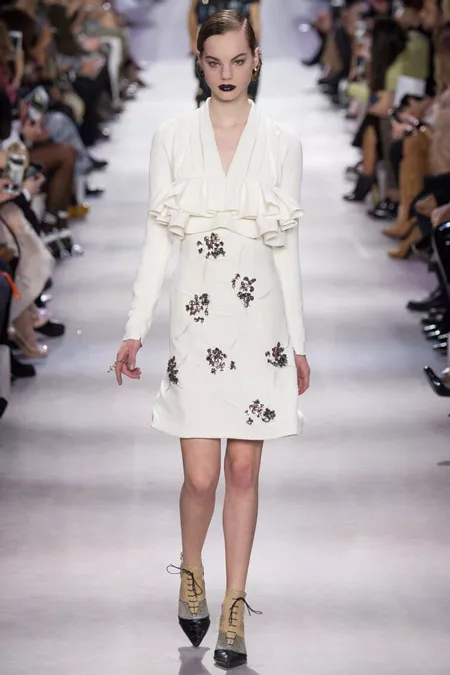 Модель в белом платье от Christian Dior