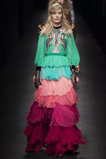  Модель в разноцветном платье от Gucci