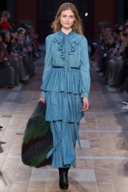Модель в синем платье с жабо от Sonia Rykiel