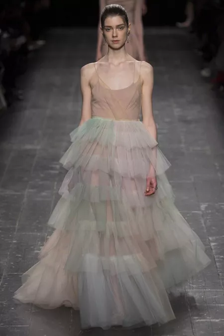  Модель в воздушном платье от Valentino