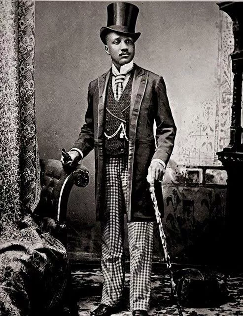 Мужчина одетый в викториансокм стиле
