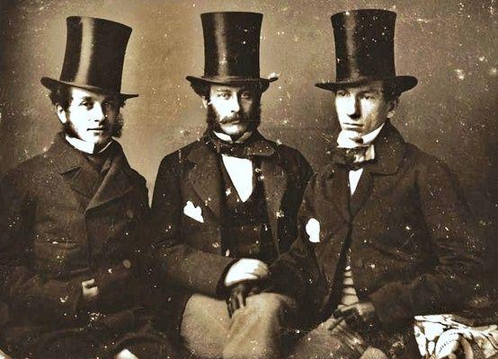 Трое мужчин одетых в викторианском стиле