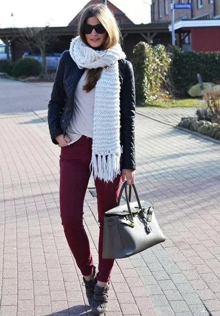 Девушка в белом шарфе и бордовых джинсах