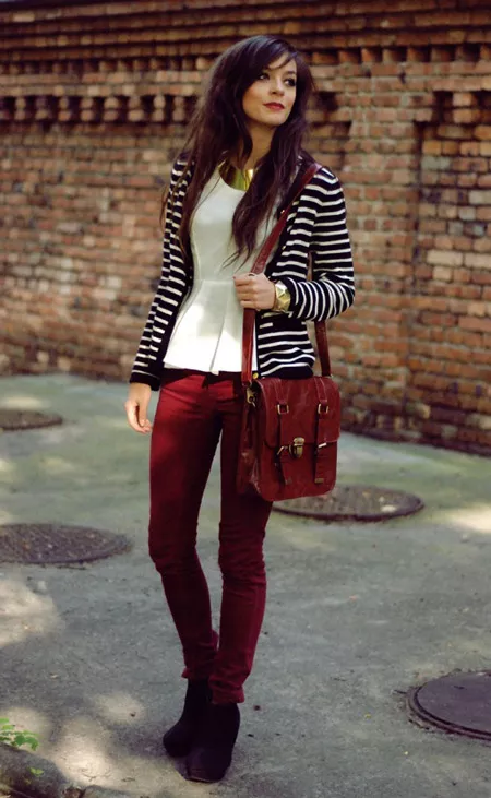 Девушка в белой блузке и бордовых джинсах