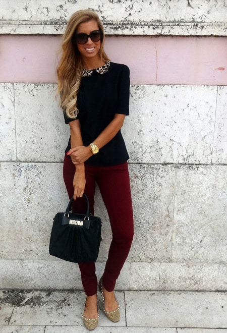 Девушка в черной блузке с коротким рукавом и винных джинсах