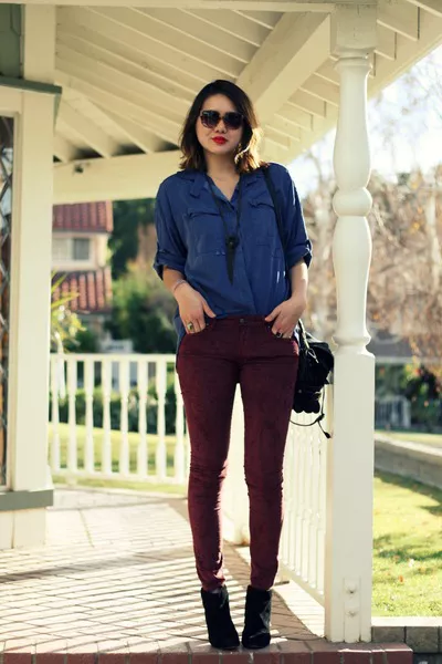 Девушка в джинсовой рубашке и винных джинсах