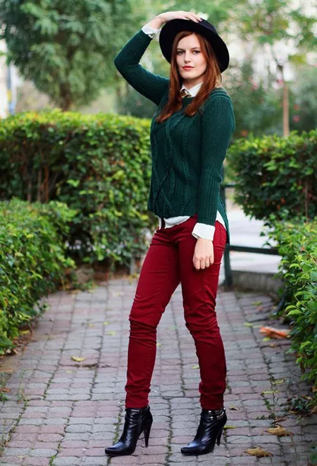 Девушка в изумрудном свитере и бордовых джинсах