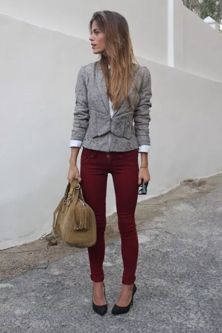 Девушка в сером жакете и бордовых джинсах