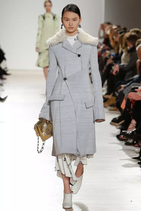 Модель в белом пальто ниже колен с ассиметричном застежкой от Proenza Schouler - модные пальто осень 2016, зима 2017