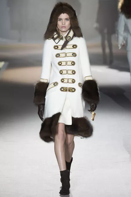 Модель в белом пальто с меховыми манжетами и подолом от Ermanno Scervino - модные пальто осень 2016, зима 2017