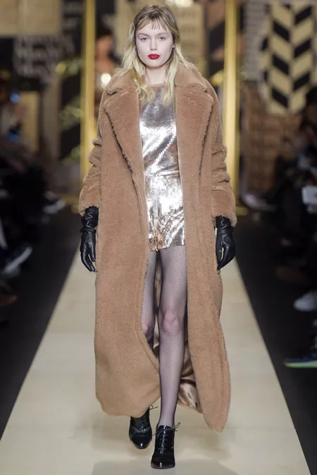 Модель в бежевом длином пальто от Max Mara - модные пальто осень 2016, зима 2017