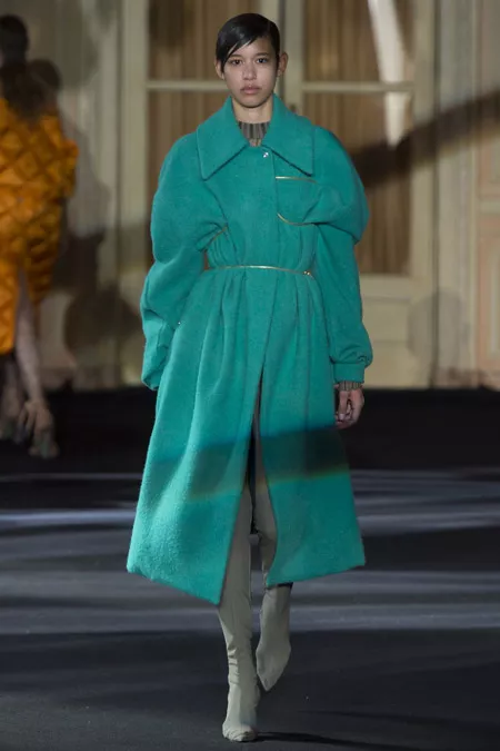 Модель в бирюзовом пальто ниже колен от Acne Studios - модные пальто осень 2016, зима 2017