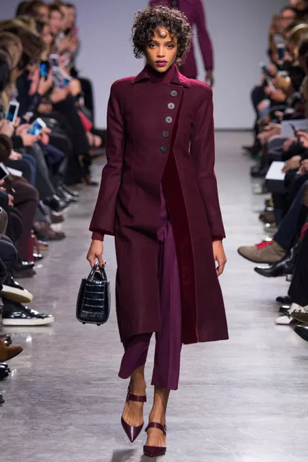 Модель в бордовом пальто ниже колен от Zac Posen - модные пальто осень 2016, зима 2017