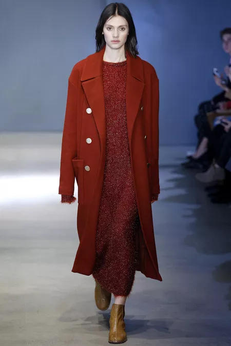 Модель в бордовом пальто прямого кроя от Tibi - модные пальто осень 2016, зима 2017