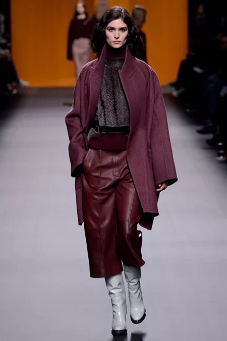 Модель в бордовом пальто выше колен от Hermes - модные пальто осень 2016, зима 2017