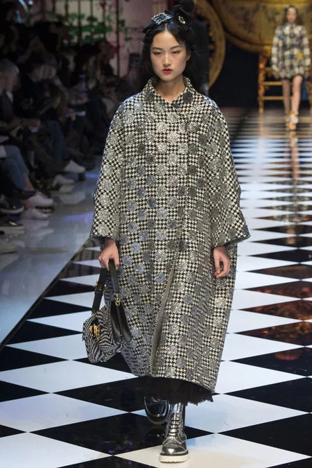 Модель в черно-белом пальто в гусинную лапку от Dolce & Gabbana - модные пальто осень 2016, зима 2017