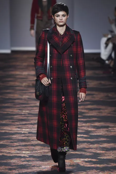 Модель в черно красном пальто в клетку от Etro - модные пальто осень 2016, зима 2017