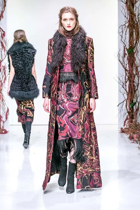 Модель в черно розовом пальто с разводами от Rachel Zoe - модные пальто осень 2016, зима 2017