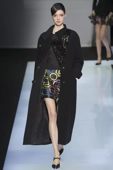 Модель в черном длинном пальто от Emporio Armani - модные пальто осень 2016, зима 2017