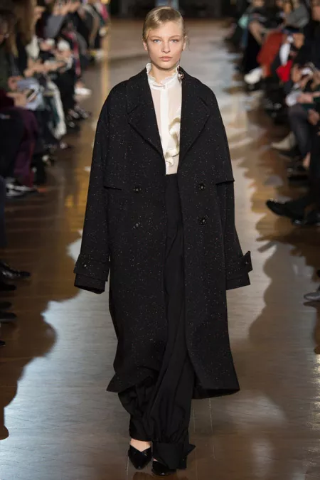 Модель в черном длинном пальто от Stella McCartney - модные пальто осень 2016, зима 2017