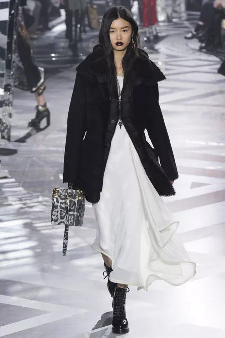 Модель в черном коротком пальто от Louis Vuitton - модные пальто осень 2016, зима 2017