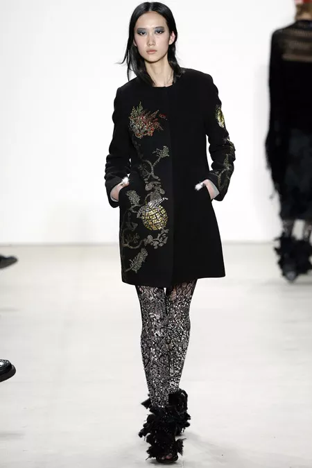Модель в черном коротком пальто с узорами от Libertine - модные пальто осень 2016, зима 2017
