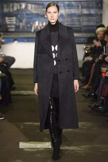 Модель в черном пальто на пуговицах от ArthurArbesser - модные пальто осень 2016, зима 2017