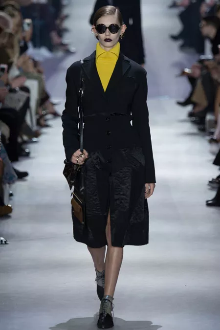Модель в черном пальто на пуговицах от Christian Dior - модные пальто осень 2016, зима 2017