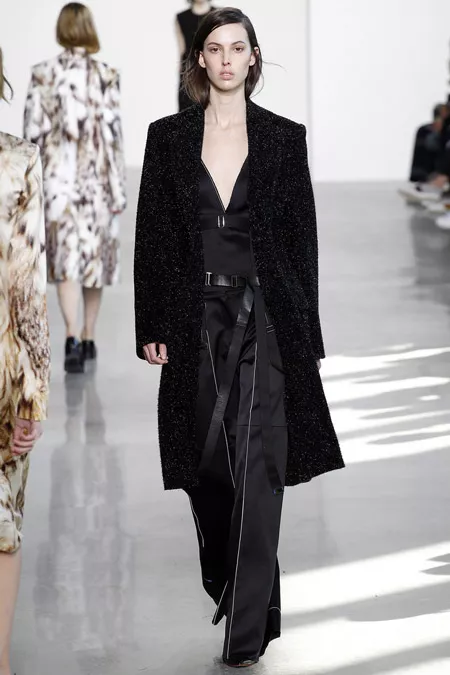 Модель в черном пальто ниже колен от Calvin Klein - модные пальто осень 2016, зима 2017