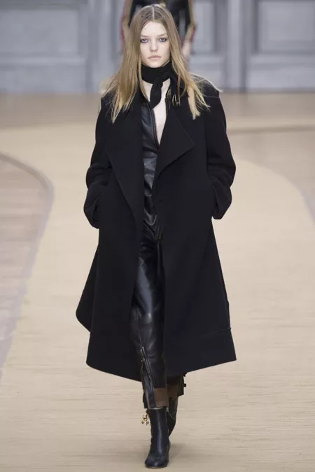 Модель в черном пальто ниже колен от Chloe - модные пальто осень 2016, зима 2017