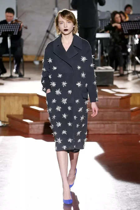 Модель в черном пальто ниже колен со звездами от Artem Klimchuk - модные пальто осень 2016, зима 2017