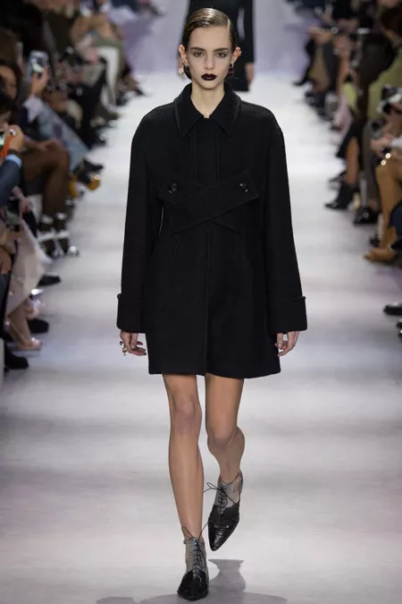 Модель в черном пальто от Christian Dior - модные пальто осень 2016, зима 2017