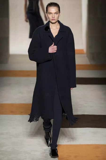 Модель в черном пальто прямого кроя от Victoria Beckham - модные пальто осень 2016, зима 2017