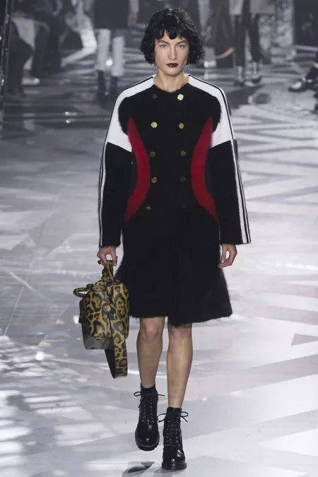 Модель в черном пальто с белыми и красными вставками выше колен от Louis Vuitton - модные пальто осень 2016, зима 2017