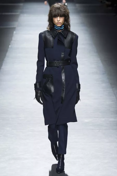 Модель в черном пальто с кожаными вставками от Versace - модные пальто осень 2016, зима 2017