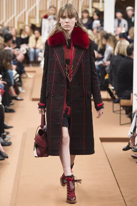 Модель в черном пальто с красными вставками от Tod's - модные пальто осень 2016, зима 2017