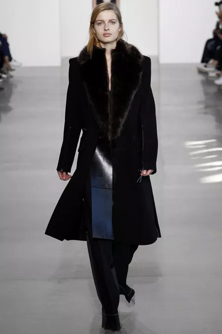 Модель в черном пальто с меховым воротником от Calvin Klein - модные пальто осень 2016, зима 2017
