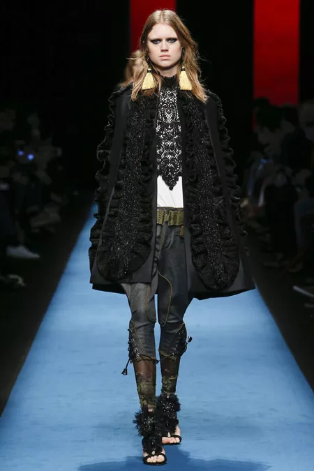 Модель в черном пальто трапеция с рюшами от Dsquared2 - модные пальто осень 2016, зима 2017