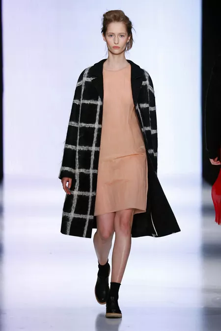 Модель в черном пальто в белую клетку ниже колен от Yulia Nikolaeva - модные пальто осень 2016, зима 2017