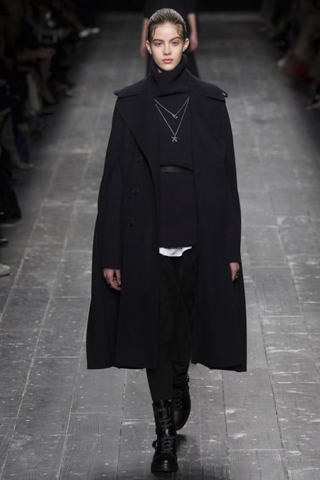 Модель в черном пальто Valentino - модные пальто осень 2016, зима 2017