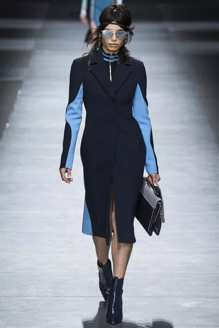 Модель в черном приталенном пальто с голубыми вставками от Versace - модные пальто осень 2016, зима 2017
