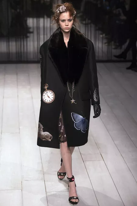 Модель в черном прямом пальто ниже колен от Alexander McQueen - модные пальто осень 2016, зима 2017