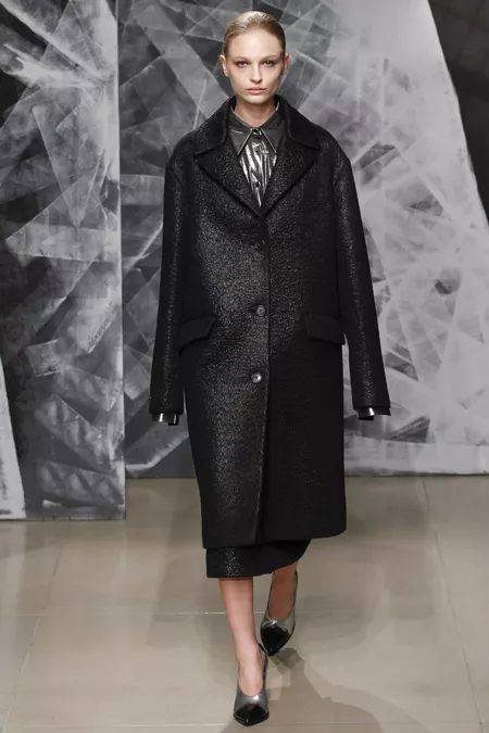 Модель в черном прямом пальто ниже колен от Jil Sander - модные пальто осень 2016, зима 2017