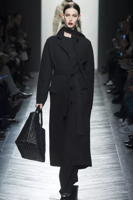 Модель в черном строгом пальто с поясом от Bottega Veneta - модные пальто осень 2016, зима 2017