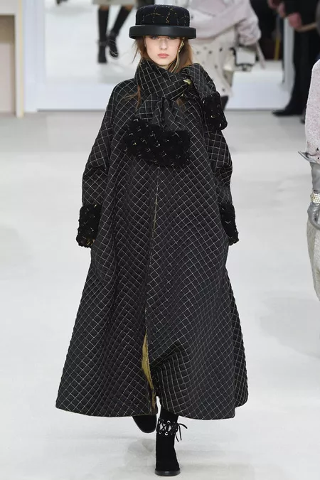 Модель в черном трапецеобразном пальто от Chanel - модные пальто осень 2016, зима 2017