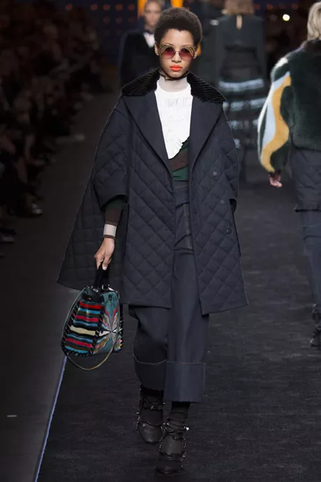 Модель в черном трапециовидном пальто от Fendi - модные пальто осень 2016, зима 2017
