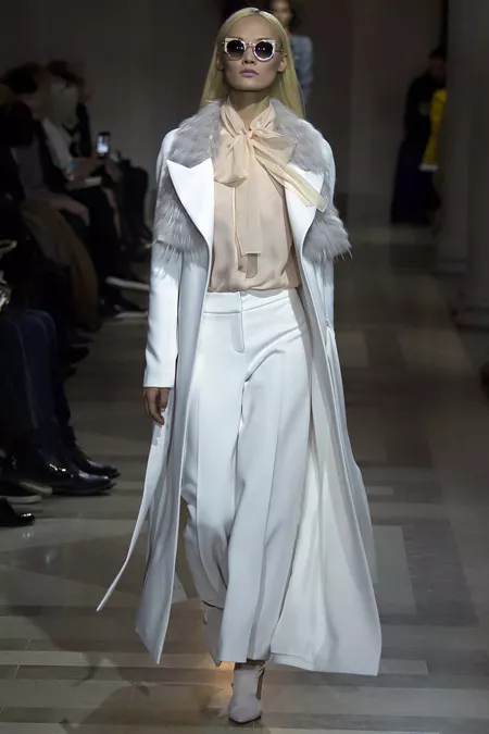 Модель в длинном белоснежном пальто от Carolina Herrera - модные пальто осень 2016, зима 2017