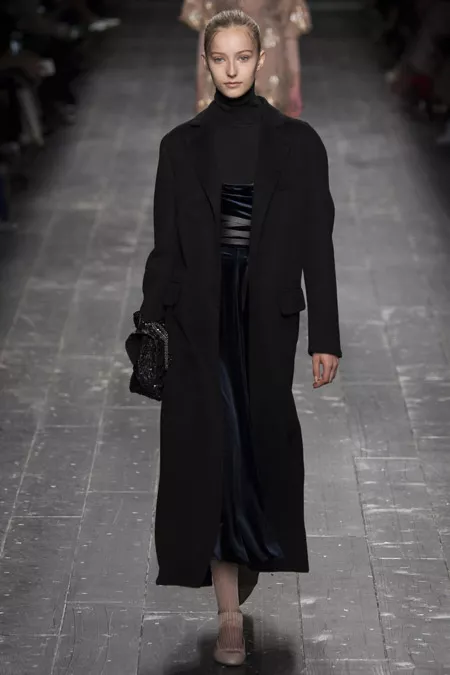 Модель в длинном черном пальто от Valentino - модные пальто осень 2016, зима 2017