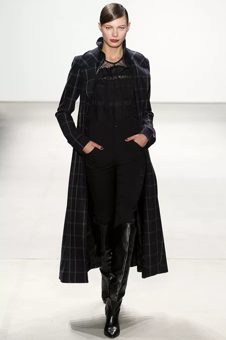 Модель в длинном пальто от Marissa Webb - модные пальто осень 2016, зима 2017